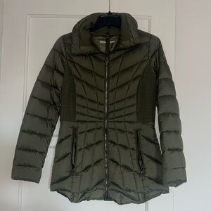 Bernardo olive green packable down & ecoplume coat, size small, tuckable hood